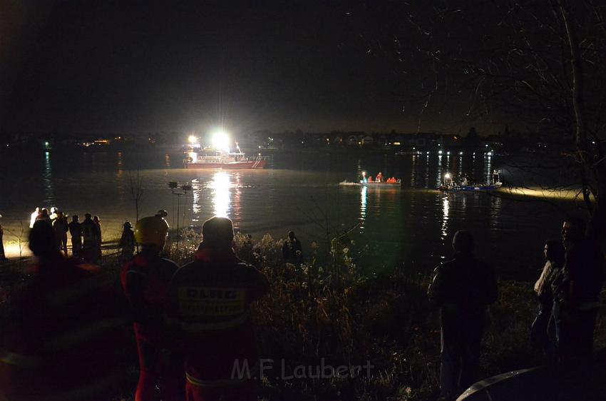 Einsatz BF Koeln PKW im Rhein Mondorf Hersel P105.JPG